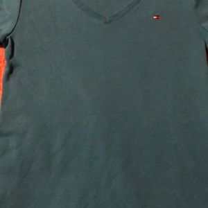 Women’s Sz L V-neck pullover by Tommy Hilfiger